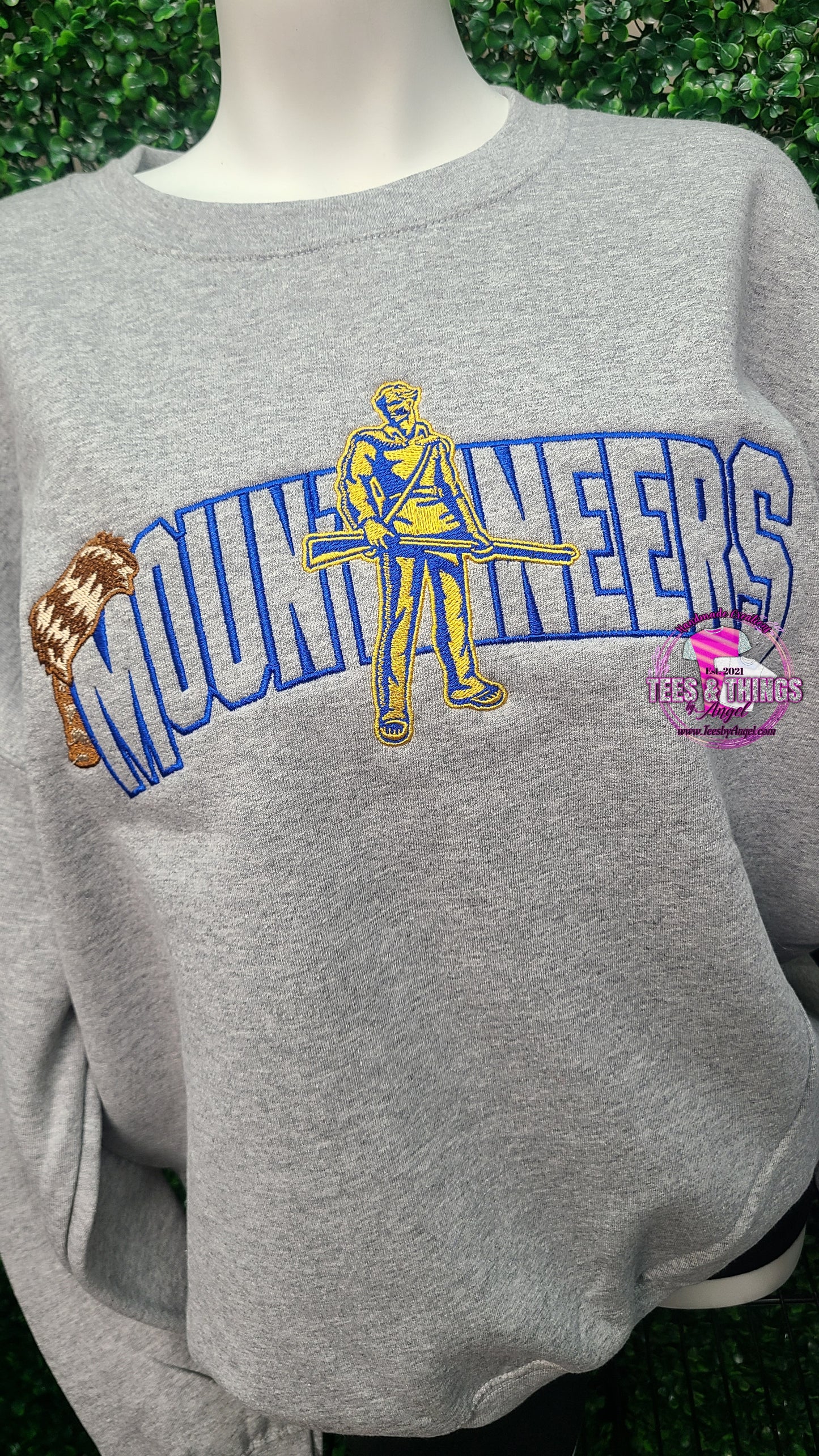 Mountaineers Embroidered sweatshirt 💙💛