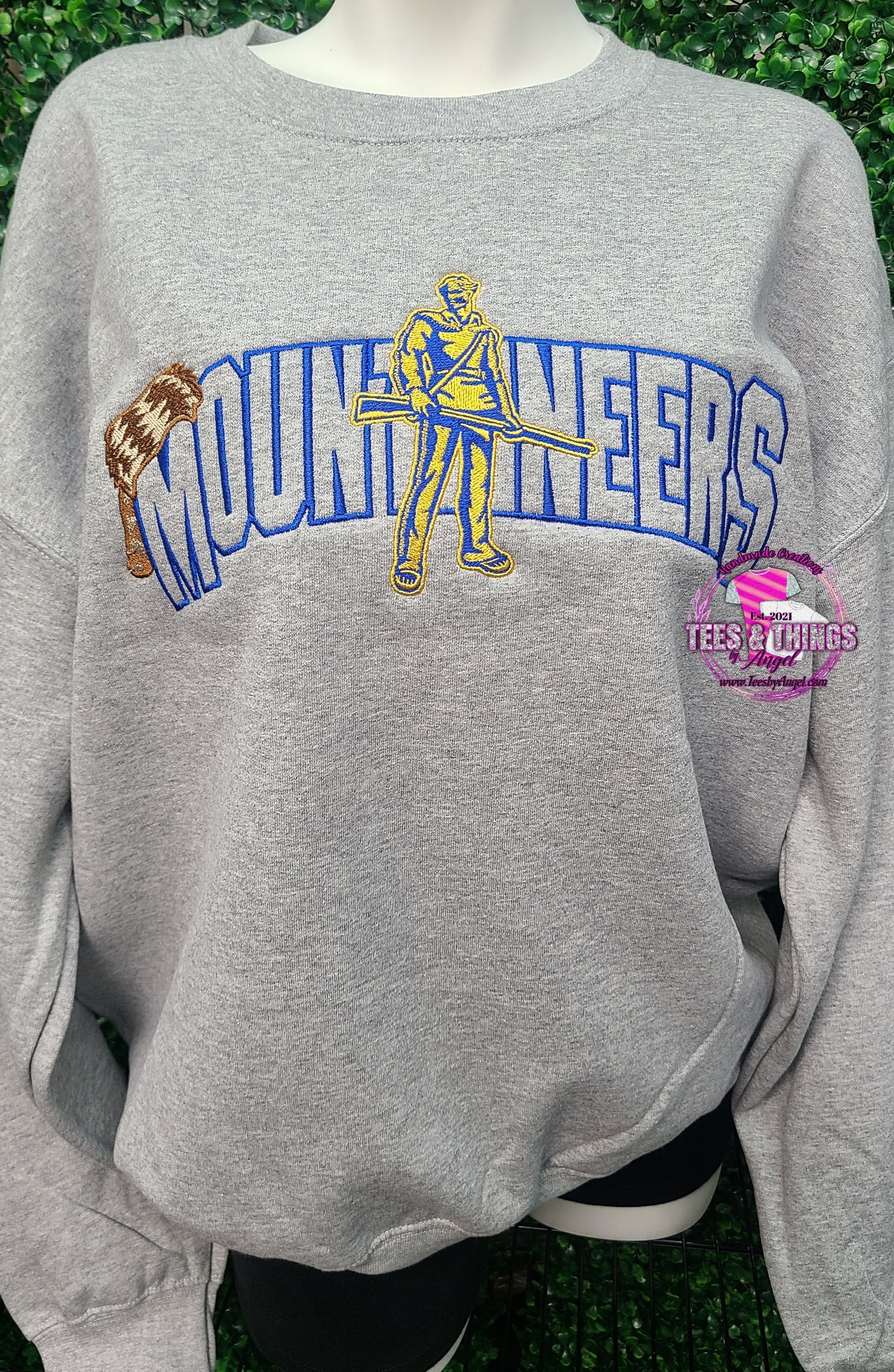 Mountaineers Embroidered sweatshirt 💙💛